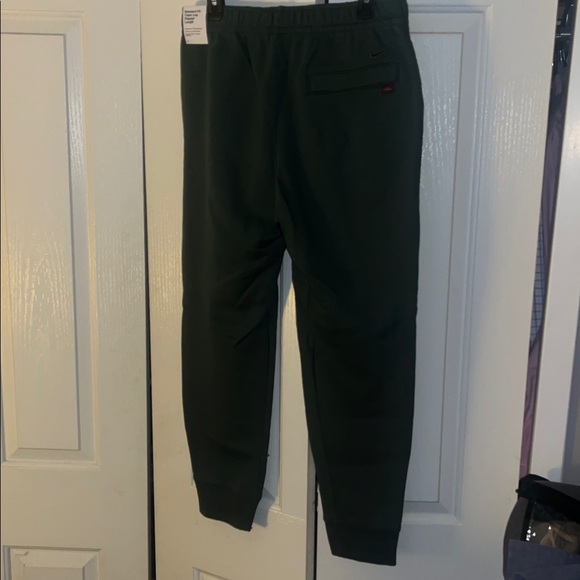 Nike standard fit medium taper leg Joggers with Gold Embroidery - Picture 7 of 7